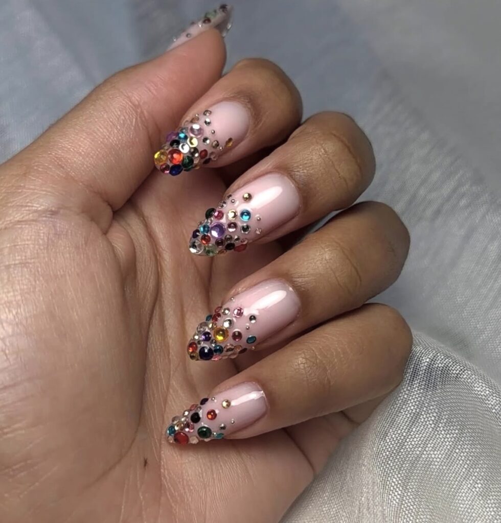 Ongles DeyahNails gainage beiges avec strass