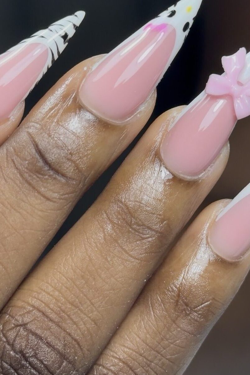 Ongles DeyahNails pose en gel longs roses à bout blanc