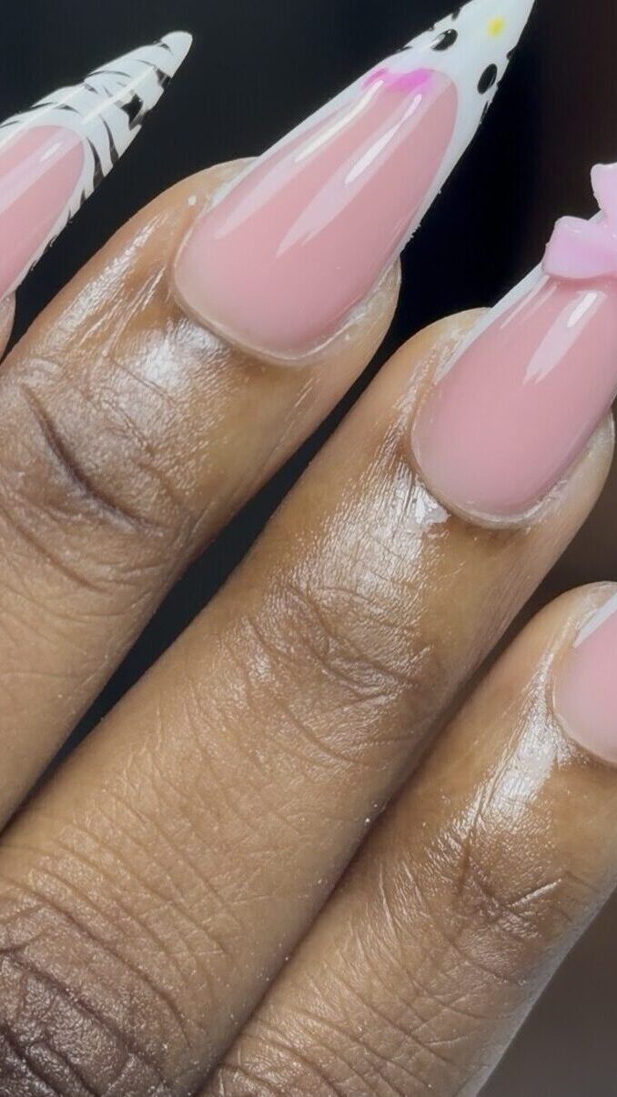 Ongles DeyahNails pose en gel longs roses à bout blanc
