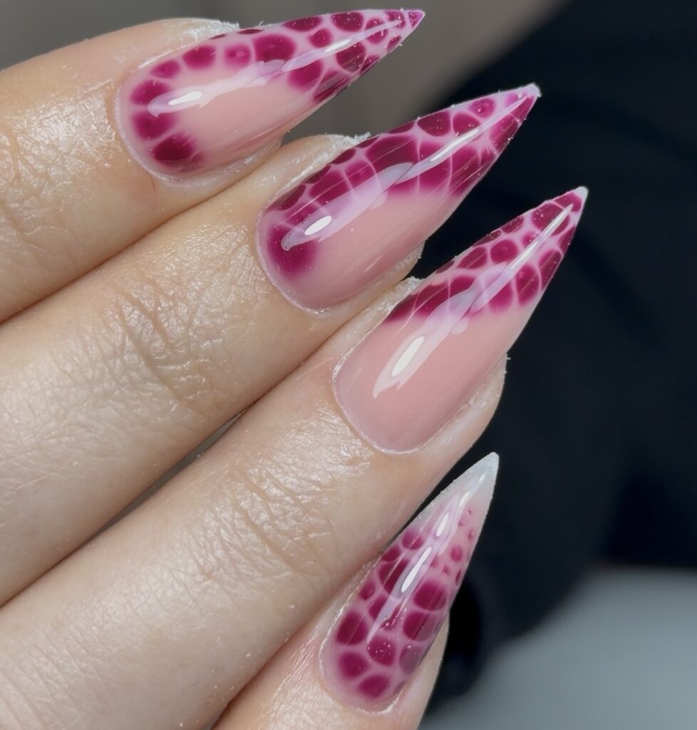 Ongles DeyahNails pose en gel roses à tâches guépard violettes
