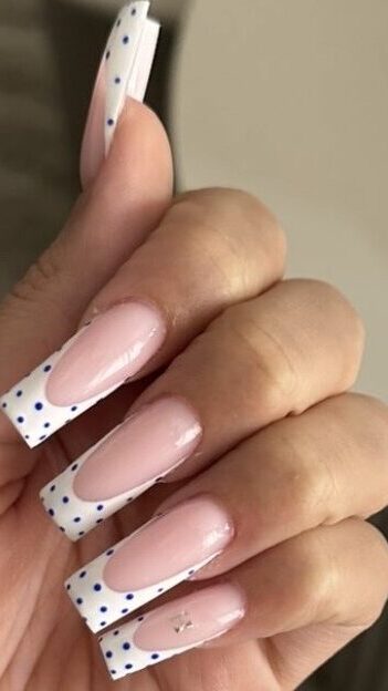 Ongles DeyahNails pose gel-X longs roses à bouts blancs à pois