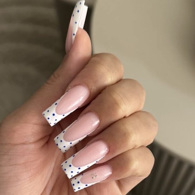 Ongles DeyahNails pose gel-X longs roses à bouts blancs à pois